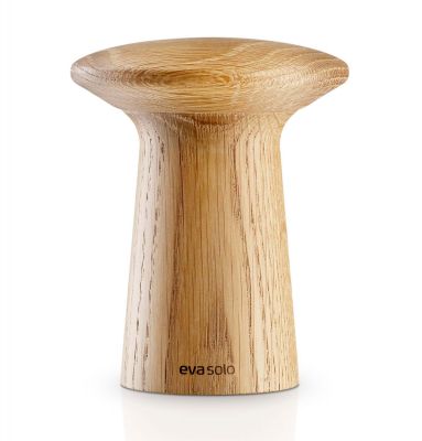 Nahaufnahme der Eva Solo Salz- und Pfeffermühle aus hellem Holz, modernes Küchendesign.